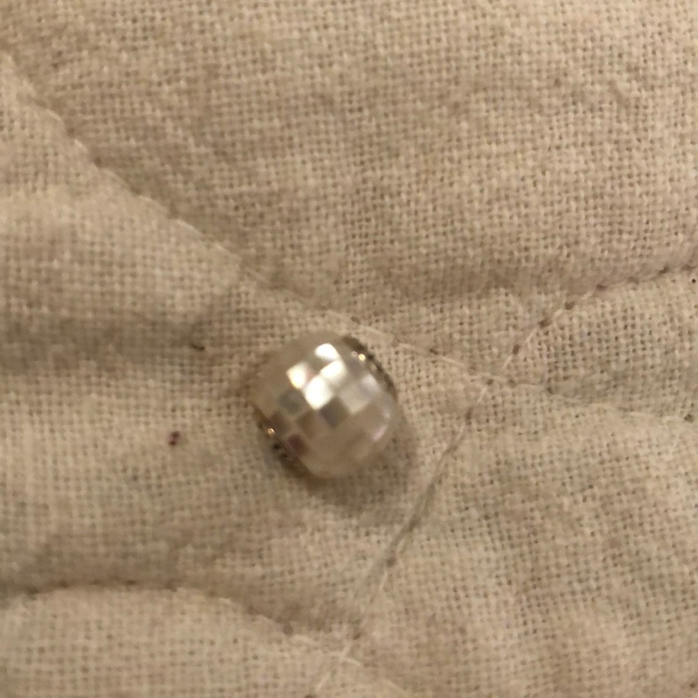 Pandora Essence White Charm Generosity